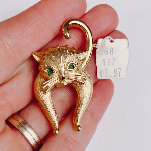 Unusual VTG Mid Century Cat Brooch Gold Tone Green Eyes Figural Whimsical Pin - Picture 2 of 11